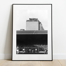Charger l'image dans la galerie, Supporters de West Ham sur le toit du stade, 1984