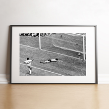 Load image into Gallery viewer, Pelé celebrates Brazil's goal in the final, 1970 World Cup
