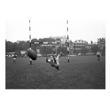 Carica l'immagine nel visualizzatore di Gallery, Passaggio di rugby a mezz'aria, 1966