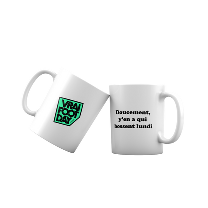 Mug foot amateur « Doucement, y en a qui bossent lundi »