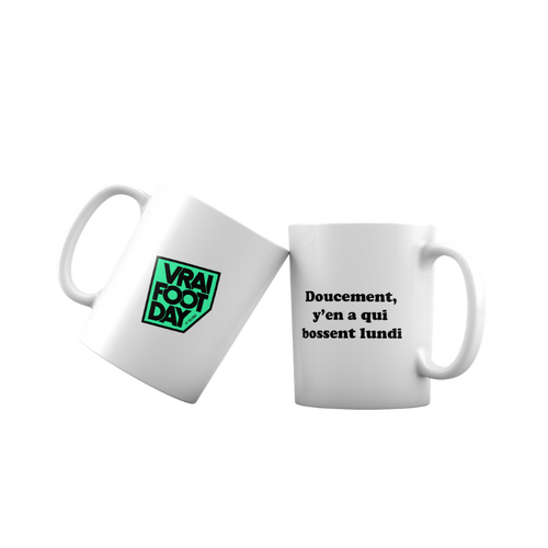 Mug foot amateur « Doucement, y en a qui bossent lundi »