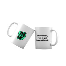 Carica l'immagine nel visualizzatore di Gallery, Tazza da calciatore amatoriale: "Calma, alcuni di noi devono lavorare anche il lunedì."