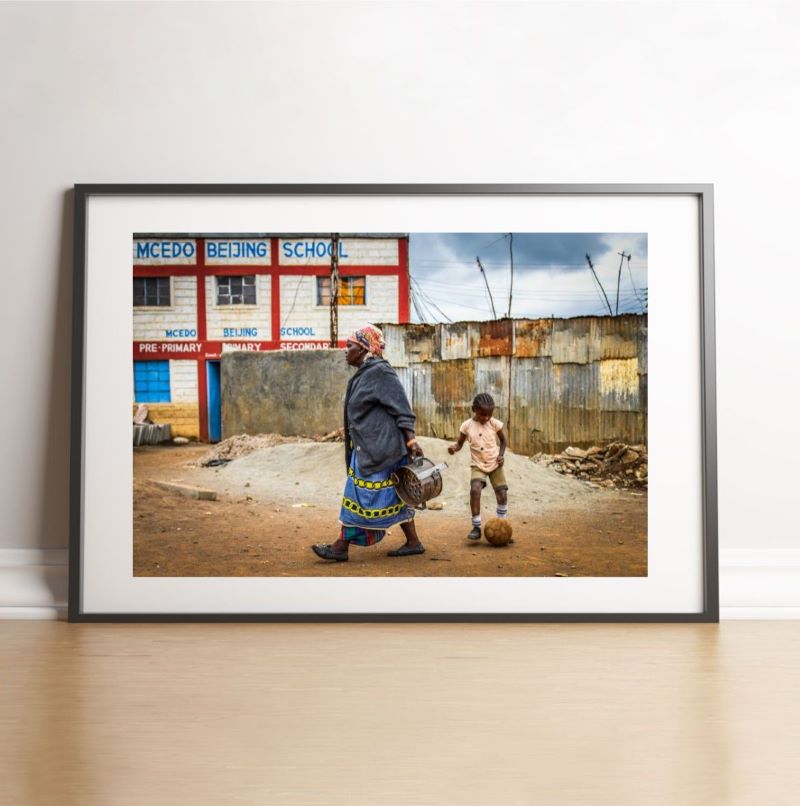 Enfant kenyan jouant dans les rues de Nairobi, 2015