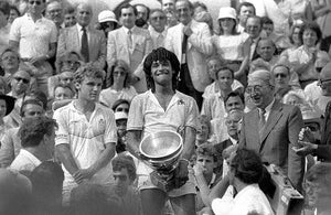 Coffret tirage « Yannick Noah soulève le trophée, Roland-Garros 1983 » & 40-A magazine spécial Noah