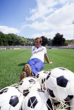 Charger l'image dans la galerie, Guy Roux à l’entraînement de l’AJ Auxerre, 1980