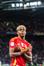 Charger l'image dans la galerie, Lamine Yamal célèbre son doublé, 2025