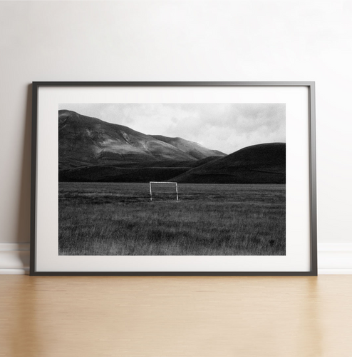 Une cage de but au milieu des montagnes italiennes, 2005