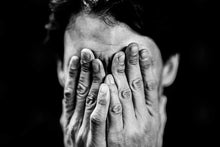 Charger l&#39;image dans la galerie, Mains de Nadal cachant ses yeux, 2014