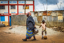 Charger l&#39;image dans la galerie, Enfant kenyan jouant dans les rues de Nairobi, 2015