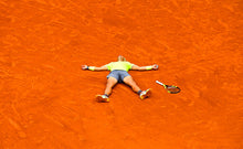 Charger l'image dans la galerie, Nadal tombe après sa victoire, 2019
