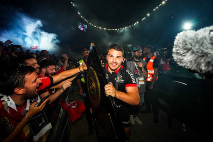 Antoine Dupont avec le Bouclier de Brennus, 2024