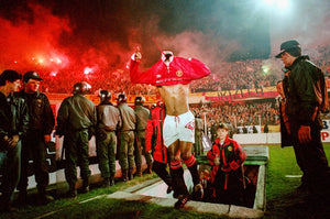 Paul Ince enters the hell of the Galatasaray stadium, 1993