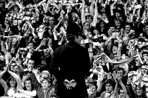 Policier anglais surveillant des supporters de Leeds, 1970