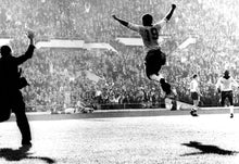 Charger l&#39;image dans la galerie, Vavá fête son but de la victoire, Mondial 1962