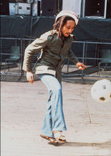 Charger l&#39;image dans la galerie, Bob Marley joue au foot en tournée, Bruxelles 1977