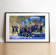 Les Parisiens soulèvent le trophée, Finale 2025