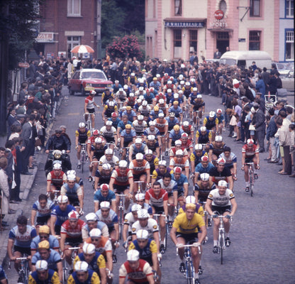 Le peloton traverse Mulhouse lors du Tour de France, 1971