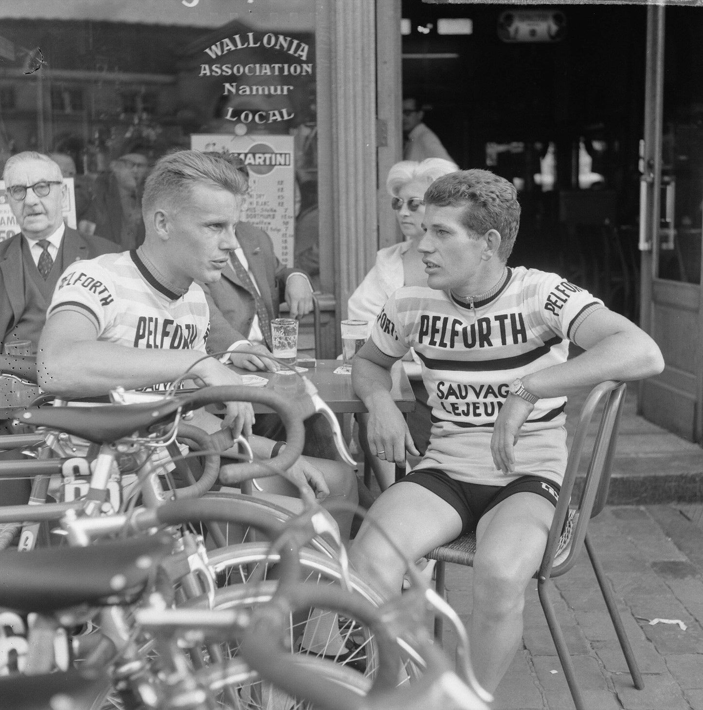 Coureurs en terrasse pendant le Tour de France, 1963