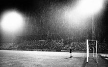 Charger l&#39;image dans la galerie, Gardien sous la pluie et les projecteurs, 1963