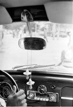Charger l&#39;image dans la galerie, Pelé regarde dans le rétroviseur, années 70