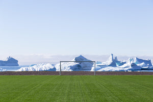 Terrain de foot devant un glacier, 2018