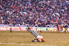 Charger l&#39;image dans la galerie, Michel Platini célèbre son tir au but vainqueur, Intercontinentale 1985