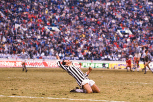 Michel Platini célèbre son tir au but vainqueur, Intercontinentale 1985