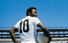 Charger l&#39;image dans la galerie, Portrait de Pelé à Santos, 1968