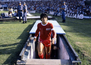 Maradona sort du tunnel, 1980