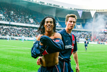 Charger l&#39;image dans la galerie, Ronaldinho fête son doublé contre l&#39;OM, 2002