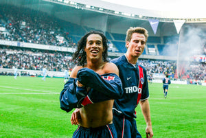 Ronaldinho fête son doublé contre l'OM, 2002