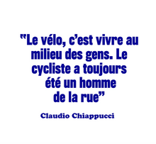 Charger l&#39;image dans la galerie, Mug citation Chiappucci &quot;Le vélo c&#39;est vivre au milieu des gens&quot;