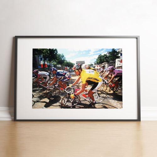 Jan Ullrich en jaune sur les Champs Elysées, 1997