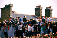Charger l&#39;image dans la galerie, Supporters sur les murs de Highbury, 1984